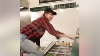 ShaeLynn sebagai orang yang mengunggah video tersebut ke Facebook menduga karyawan itu tengah tidak semangat bekerja atau mengalami hari yang buruk.   (Foto: Dok. Facebook ShaeLynn via Fox News)