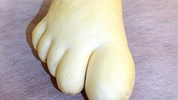 Ini bukan gambar kaki, lho. Ini lobak yang berbentuk kaki. Bentuk kelima jarinya sempurna, ya! Foto: imgur.com