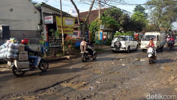 Kerap Terendam Banjir, Jalan Majalaya Rusak Parah
