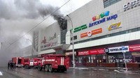Kebakaran melanda sebuah mal di Kemerovo, Siberia, Rusia. Akibat kejadian ini dilaporkan 53 orang tewas. Belum diketahui penyebab kebakaran tersebut. Pihak investigator pemerintah menyatakan empat orang telah ditangkap terkait kebakaran tersebut, termasuk para pemilik dan penyewa outlet-outlet di dalam mal tersebut. (Foto: AFP)