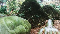The Moss Lady merupakan karya seniman Dale Doebert yang dibangun pada tahun 2015. Patung ini memiliki panjang 10,6 Meter. (pongo338/Instagram)