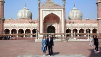 Selain beribadah, banyak juga turis yang berfoto dengan latar masjid. Presiden Jerman bersama istrinya, mereka juga mengabadikan momen mereka berkunjung ke sini. (Cathal McNaughton/Reuters)