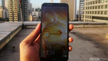 Resolusinya 1080 x 2160 pixel dengan rasio 18:9 dan kepadatan pixel 428 ppi. Foto: Rachman Haryanto