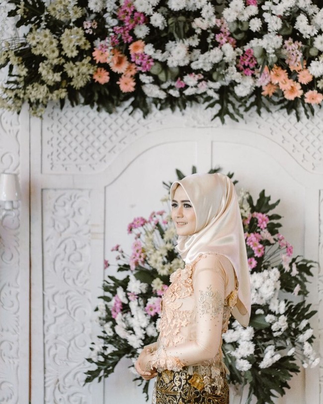Pernikahannya awal Maret lalu juga membuat banyak pria patah hati. Ia resmi dipersunting Joddy Adhi Nugraha. Setelah menikah, ia pun terlihat memakai hijab di kesehariannya. Foto: Instagram Ismi Aisyah