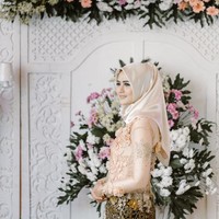 Pernikahannya awal Maret lalu juga membuat banyak pria patah hati. Ia resmi dipersunting Joddy Adhi Nugraha. Setelah menikah, ia pun terlihat memakai hijab di kesehariannya. Foto: Instagram Ismi Aisyah