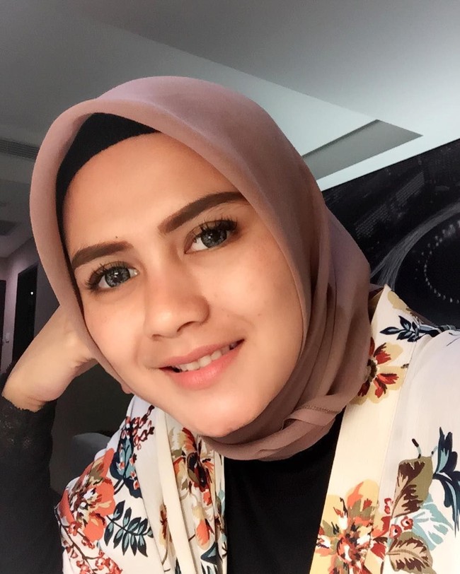 Keputusannya untuk berhijab lagi-lagi mengundang perhatian netizen, karena tampilannya yang makin cantik dengan jilbab. Bripda Ismi makin populer bak selebgram. Foto: Instagram Bripda Ismi
