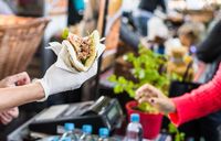 Menjijikan! Karyawan Fast Food Ini Ludahi Makanan dan Ribut dengan Pelanggan
