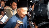 Adik tiri mantan Presiden Soeharto, Probosutedjo, bergegas meninggalkan Rumah Sakit Pusat Pertamina usai menjenguk kakaknya tersebut, di Jakarta, Sabtu dini hari (12/1/2008).