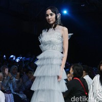 Fashion show koleksi terbaru Barli Asmara yang mengeksplorasi kain batik Jambi di Plaza Indonesia Fashion Week 2018, Jakarta. Jumat [23/3/2018]. [Foto: Mohammad Abduh/Wolipop]