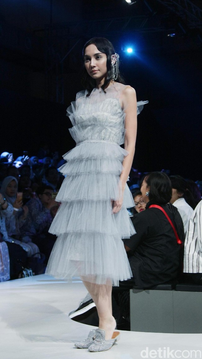 Fashion show koleksi terbaru Barli Asmara yang mengeksplorasi kain batik Jambi di Plaza Indonesia Fashion Week 2018, Jakarta. Jumat [23/3/2018]. [Foto: Mohammad Abduh/Wolipop]