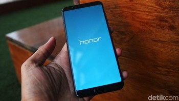 Ponsel ini ditenagai prosesor Kirin 970 yang tidak hanya kencang juga dibekali teknologi kecerdasan buatan (AI). Prosesor ini juga disebut-sebut menjadi pesaing tangguh Snapdragon 845. Foto: Rachman Haryanto