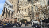 Kalau yang ini adalah Sagrada Familia, gereja Katolik di tengah Barcelona. Landmark Barcelona ini dibangun mulai 1882 dan ditargetkan selesai 2026, bertepatan 1 abad meninggalnya Gaudi (Femi Diah/detikTravel)