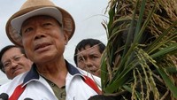 Probosutedjo usai memperlihatkan padi yang baru dipotong pada panen perdana di pesawahan Sugutamu, Kec. Kertajati, Majalengka, Jabar, Sabtu (23/2/2008)