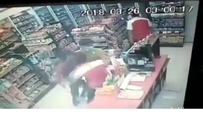 Terekam! 3 Pria Bersenjata Tajam Rampok Minimarket di Sleman