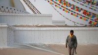 Sherpa akan mulai mendekati Everest pada 1 April 2018.  Jika semuanya berjalan sesuai rencana, saya akan membuat pertemuan puncak terakhir pada 29 Mei, katanya. (Foto: Dok. REUTERS/Navesh Chitrakar)