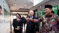 Usai pertemuan, Joseph dan tamu lainnya berkeliling ke beberapa lantai kantor PBNU.