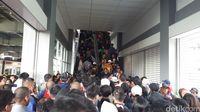 Penumpang desak-desakan di Stasiun Duri