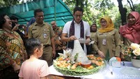 Sandiaga memotong tumpeng.