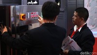 Petugas yang memperagakan salah satu keunggulan dari produk di Expo Clean and Laundry 2018.