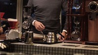 Di Filosofi Kopi, Melawai, Arifin berpose diantara alat-alat membuat kopi. Wah, pasti bikin pengunjung kafe deg-degan nih! Foto: Instagram arifinputra_