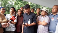 Sementara itu driver taksi online dari Aliansi Nasional Driver Online (Aliando), kecewa karena Jokowi tak menemui mereka. Mengenai janji bapak presiden kemarin ditemui teman-teman kami di Kalimantan acara setelah haul, beliau menjanjikan bertemu dengan kami hari ini yang dijembatani oleh KSP. Tapi akhirnya kami ditemui KSP dan dijanjikan besok, ujar Koordinator Aliando, Ari Baja di Kompleks Istana Kepresidenan, Jakarta Pusat, Selasa (27/3/2018). Foto: Andhika Prasetia/detikcom