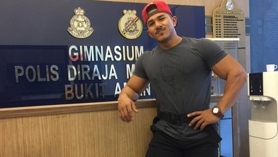 Polisi Malaysia Ini Curi Perhatian Warganet dengan Otot Kekarnya