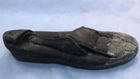 Beginilah penampakan sepatu bagian kanan yang sempat ditelan si ular, usai dikeluarkan dari perut. Foto: News Corp Australia