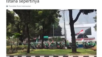 Pengendara ojek online terpantau sudah ramai-ramai mengendarai sepeda motor melewati kawasan Balai Kota. (Foto: Screenshot Twitter)