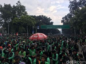 Driver Ojol Masih Penuhi Medan Merdeka, Perwakilan Masuk Istana