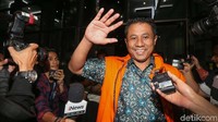 Dengan memakai rompi tahanan, Sukarno menjawab pertanyaan wartawan.
