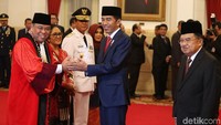 Jokowi mengucapkan selamat kepada Arief.