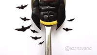  Mahirnya Iona mengukir figur Batman yang terbuat dari terung, Kermit dari apel dan pir, lengkap dengan hiasan kelelawar khas Batman. Foto: Instagram @ioanavanc