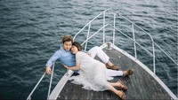 Marcus dan Agenes berpose untuk foto prewedding yang dilakukan di atas sebuah kapal laut. (Foto: instagram @doctoragnes)