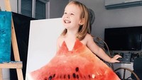 Gadis kecil asal Turki ini kerap mengenakan pakaian dari sayur dan buahan. Foto: Instagram @seasunstefunny