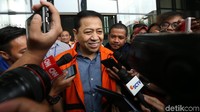 Novanto hanya tersenyum saat ditanyai materi pemeriksaannya.