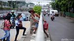 Foto: Aksi Nekat Penyeberang Jalan Terobos Pagar Pembatas