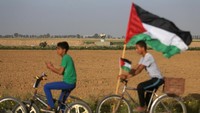 Momen warga Palestina naik sepeda ke perbatasan Israel. 