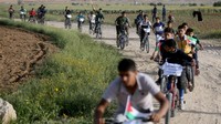 Momen warga Palestina naik sepeda ke perbatasan Israel. 