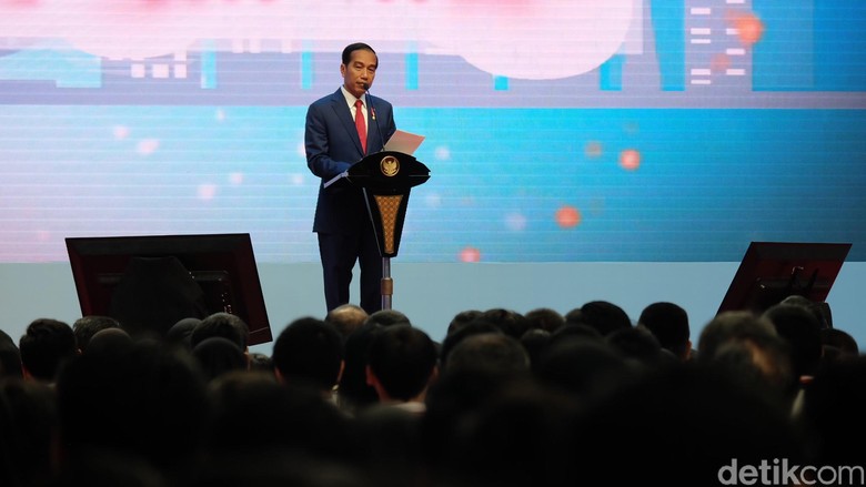 Jokowi Sindir #2019GantiPresiden: Masak Kaus Bisa Ganti Presiden? Jokowi Sindir #2019GantiPresiden: Masak Kaus Bisa Ganti Presiden?