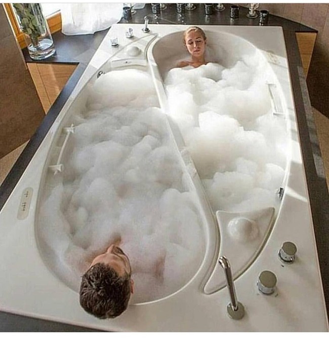 Bisa dipertimbangkan untuk Anda yang sering ingin berendam berdua dengan pasangan tapi tetap terpisah. Foto: Instagram @pleasehatethesethings