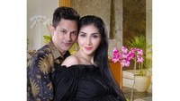 Lucky Perdana dan Veronica melakukan photoshoot maternity belum lama ini. (Dok. Instagram/malibu62studio)