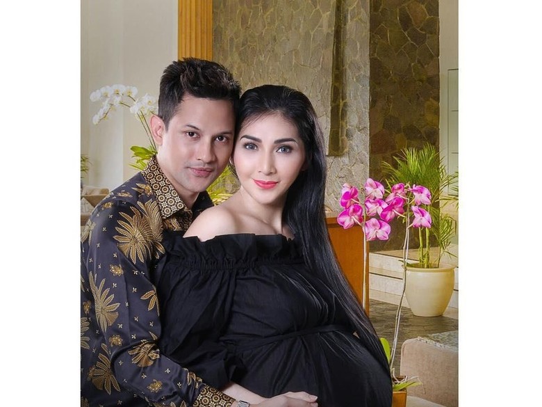 Foto: Lucky Perdana dan istri (Dok. Instagram/malibu62studio) Foto: Lucky Perdana dan istri (Dok. Instagram/malibu62studio)