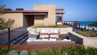 Pada tahun 2004, ia merogoh US$ 17,6 juta untuk paket yang sekarang menjadi rumah bagi Nobu Malibu, sebuah restoran Jepang yang sangat trendi yang populer di kalangan Hollywood A-listers. Business Insider/Istimewa.