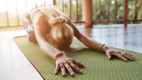 Pilates dapat menggerakkan beberapa kelompok otot tertentu, sehingga Anda dapat menyesuaikan latihan Anda sesuai dengan kebutuhan Anda. Misalnya, jika Anda mengalami sakit punggung bagian bawah selama haid, coba lakukan gerakan roll-down untuk meregangkan tulang belakang dan punggung. Foto: Thinkstock