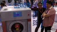Antusiasme para pengunjung terhadap produk mesin cuci di salah satu stan pada Clean and Laundry Expo 2018.