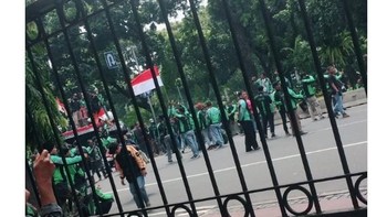 Dalam aksinya, sejumlah pengemudi ojek online tak lupa membawa atribut tambahan seperti bendera Merah Putih. (Foto: Screenshot Twitter)
