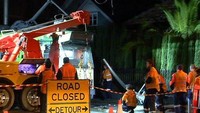 Sebuah trem keluar dari jalur dan menghantam sebuah halte bus dan hidran kebakaran di bagian utara pusat kota Melbourne pada Selasa (27/3) dini hari. Kepolisian setempat mengatakan pengemudi trem diduga tertidur. Tak berapa lama pasca tengah malam, polisi menduga pengemudi berusia 49 tahun itu tertidur ketika trem yang dikemudikannya mendekati persimpangan Ascot Vale Road dan Maribyrnong Road. (Foto: Australia Plus ABC [OLD])