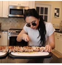 Kocak! Model Asal Italia Ini Tiru Gaya Masak Salt Bae