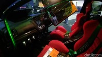 Deni mengaku dalam membangun mobil Jazz Sunkist tersebut membutuhkan waktu satu tahun. Dalam waktu yang tergolong singkat untuk memodifikasi tungganganya, Deny harus merogoh kocek yang tak sedikit. Foto: Deny Prastyo Utomo