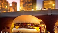 Masih McDouble, kali ini burger diangkut dengan miniatur mobil yang bertuliskan Caution: Oversized Value. Ada-ada saja ya cara untuk menggambarkan isian burger yang konon melimpah ini. Foto: Instagram mcdonaldsau